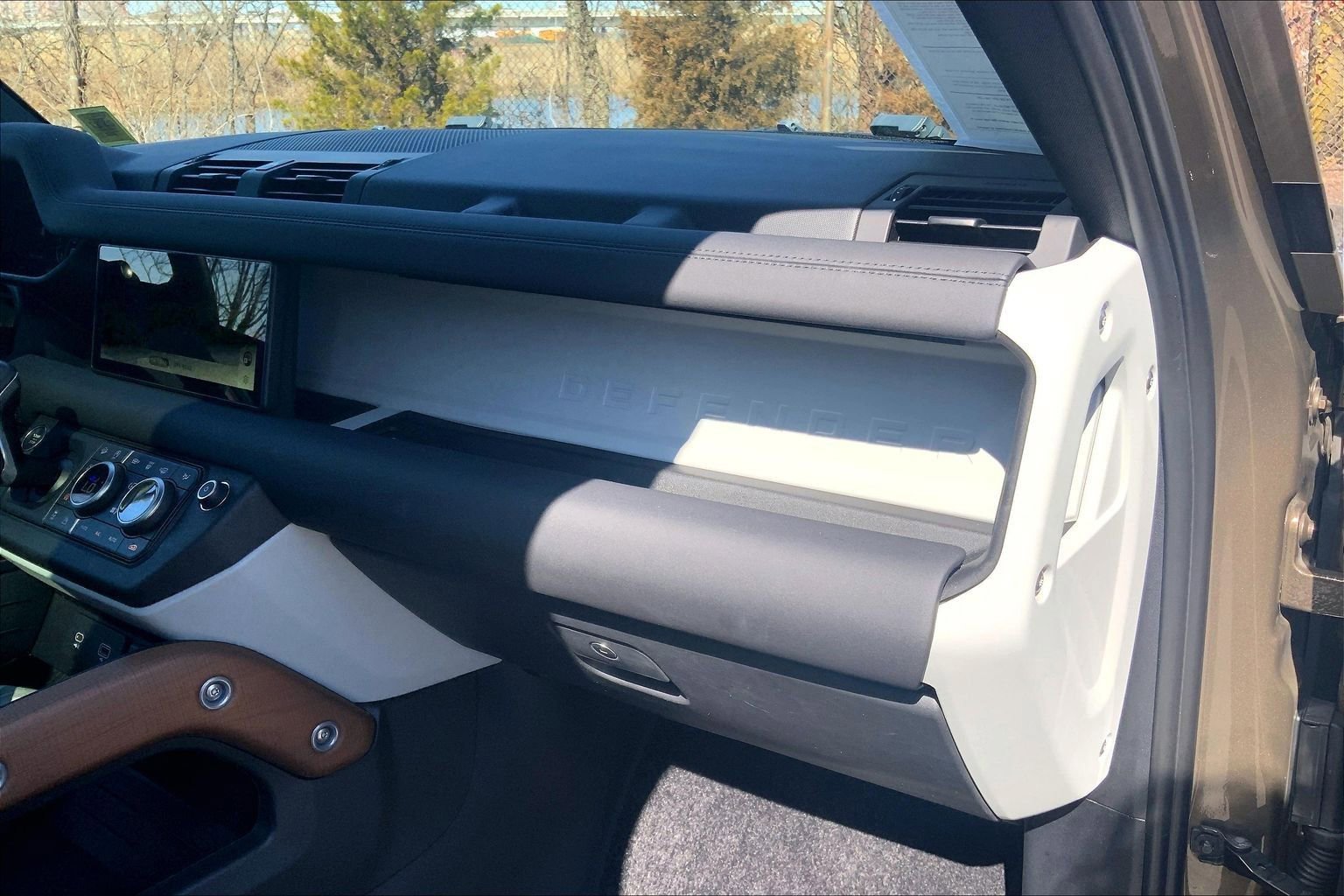 Used 2024 Land Rover Defender 110 X-Dynamic SE image 18