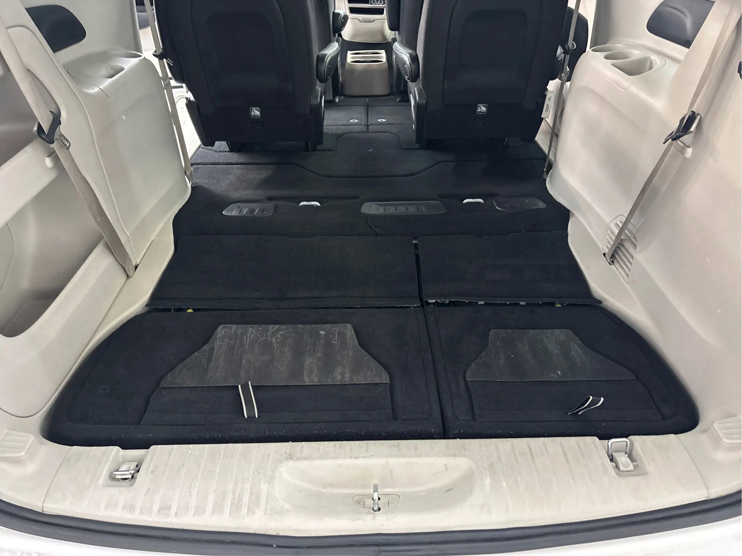 Used 2023 Chrysler Voyager LX image 16