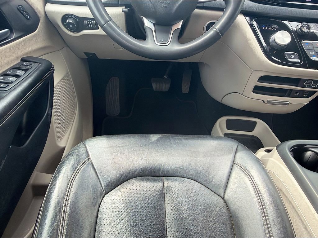 Used 2022 Chrysler Pacifica Touring-L image 17