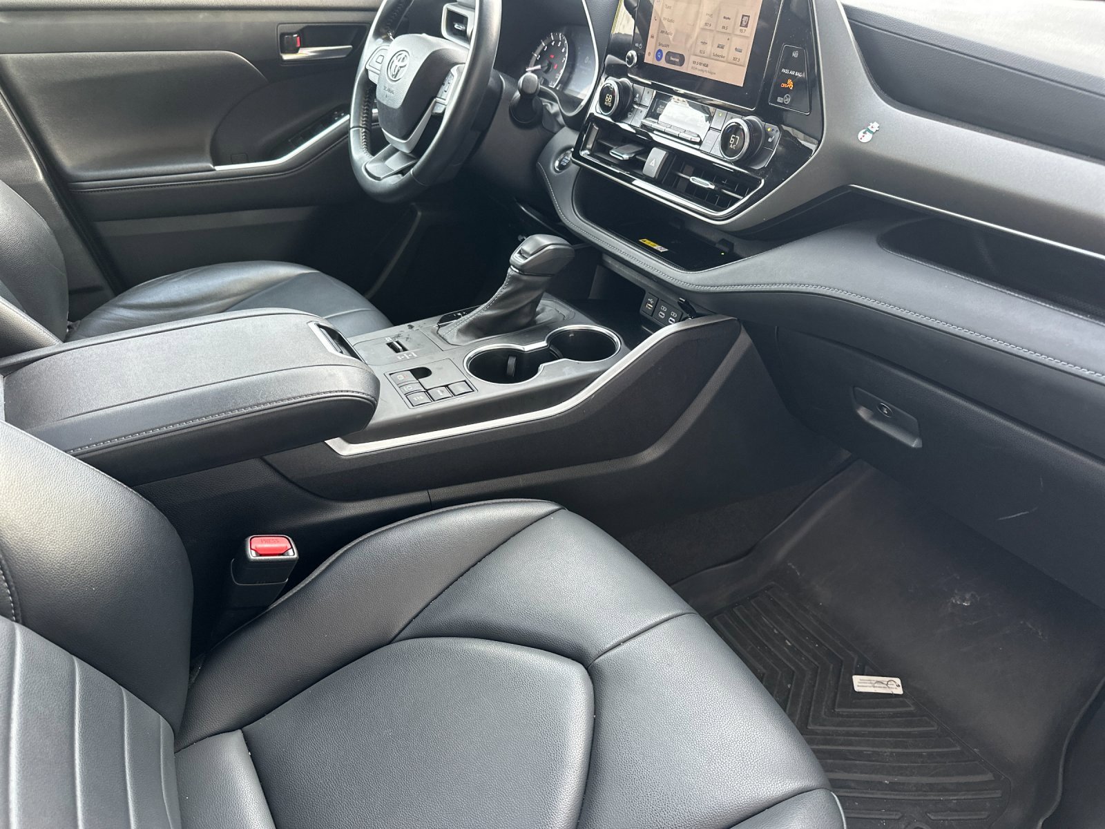 Used 2023 Toyota Highlander XLE image 16