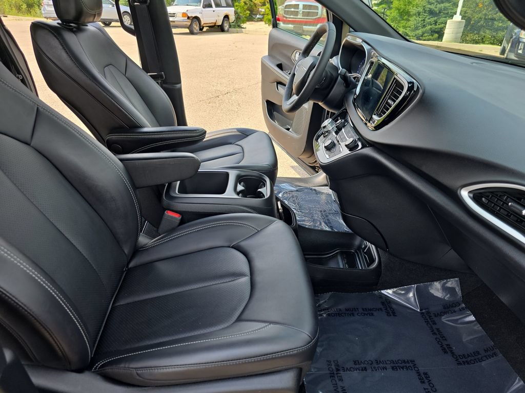 Used 2025 Chrysler Pacifica Select FWD image 10