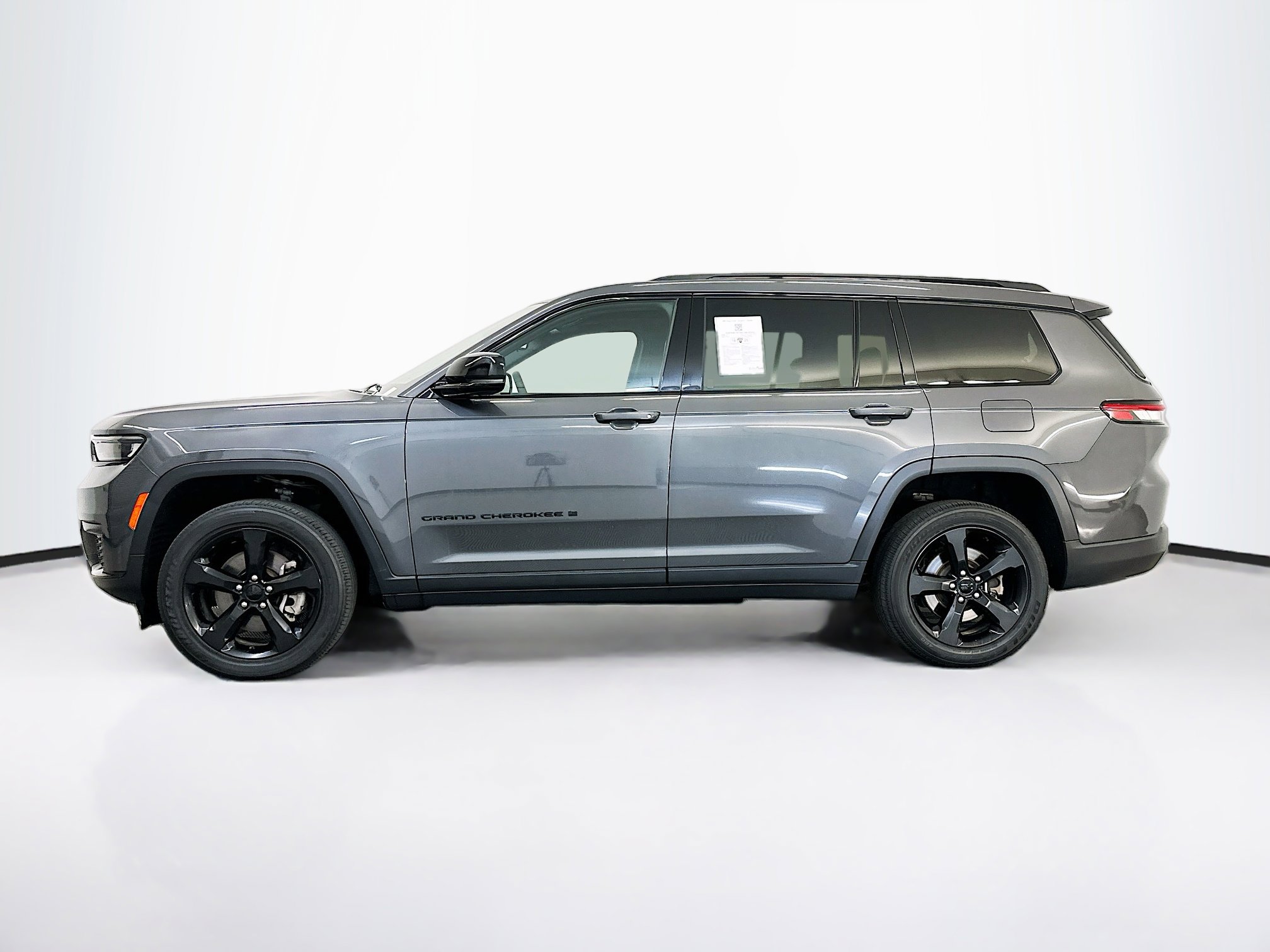 Used 2023 Jeep Grand Cherokee L Laredo image 4