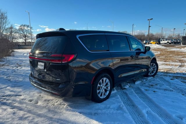Used 2025 Chrysler Pacifica Select AWD/4WD image 5