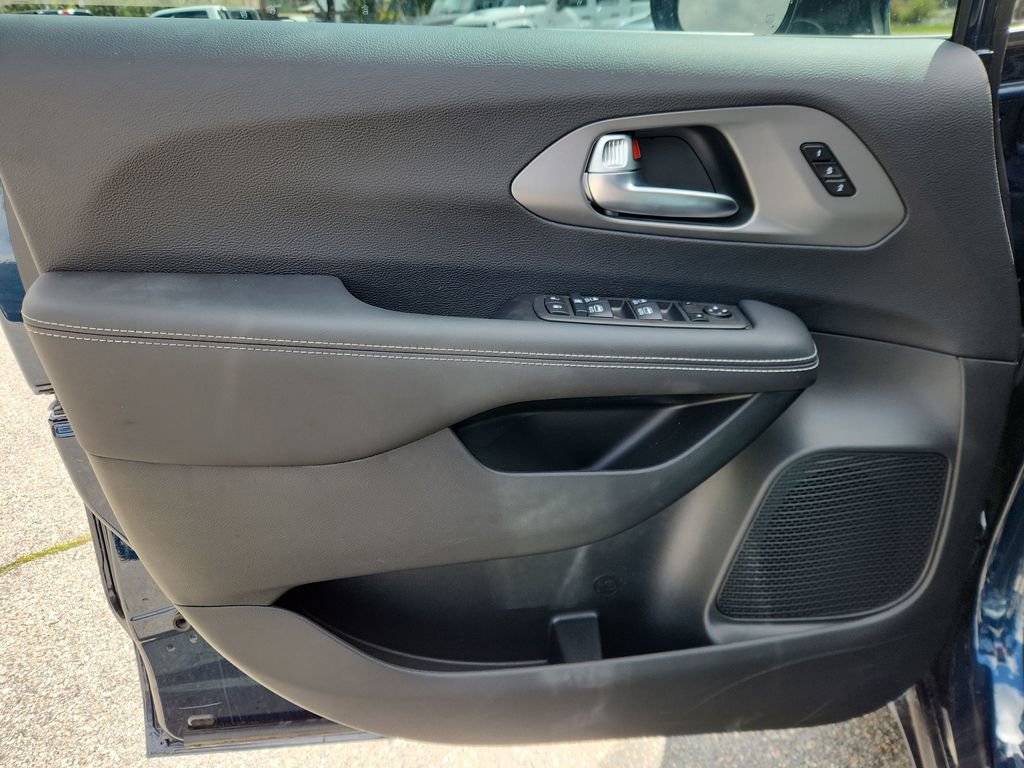 New 2025 Chrysler Pacifica Select w/ Uconnect Theater Family Group image 10