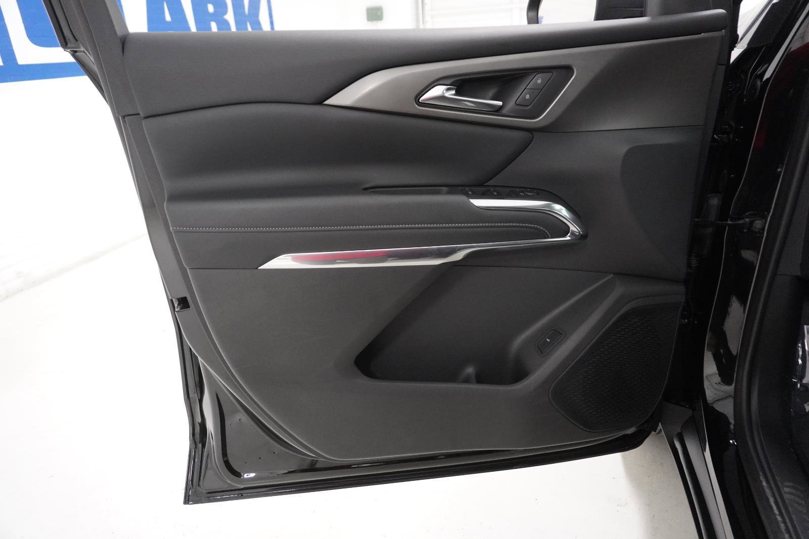 Used 2025 Chevrolet Traverse LT w/ Driver Confidence Package image 13