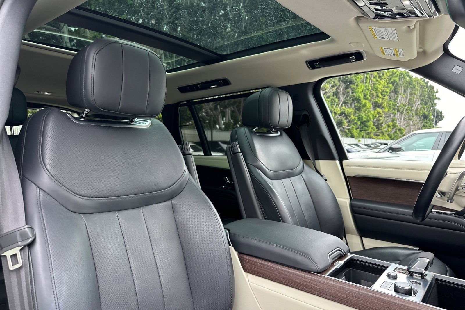 Used 2023 Land Rover Range Rover Long Wheelbase SE image 31