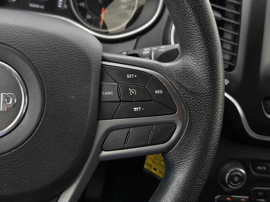 Used 2019 Jeep Cherokee Latitude w/ Popular Appearance Group FWD image 19