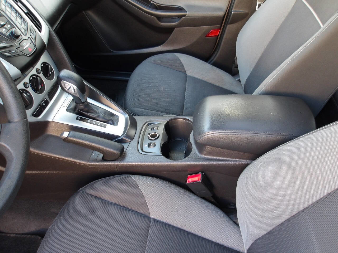 Used 2014 Ford Focus SE w/ SE Winter Package FWD image 18