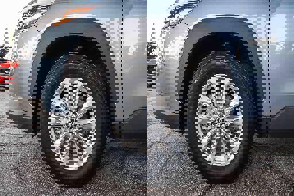 Used 2024 Toyota Corolla Cross LE w/ Moonroof Package image 11