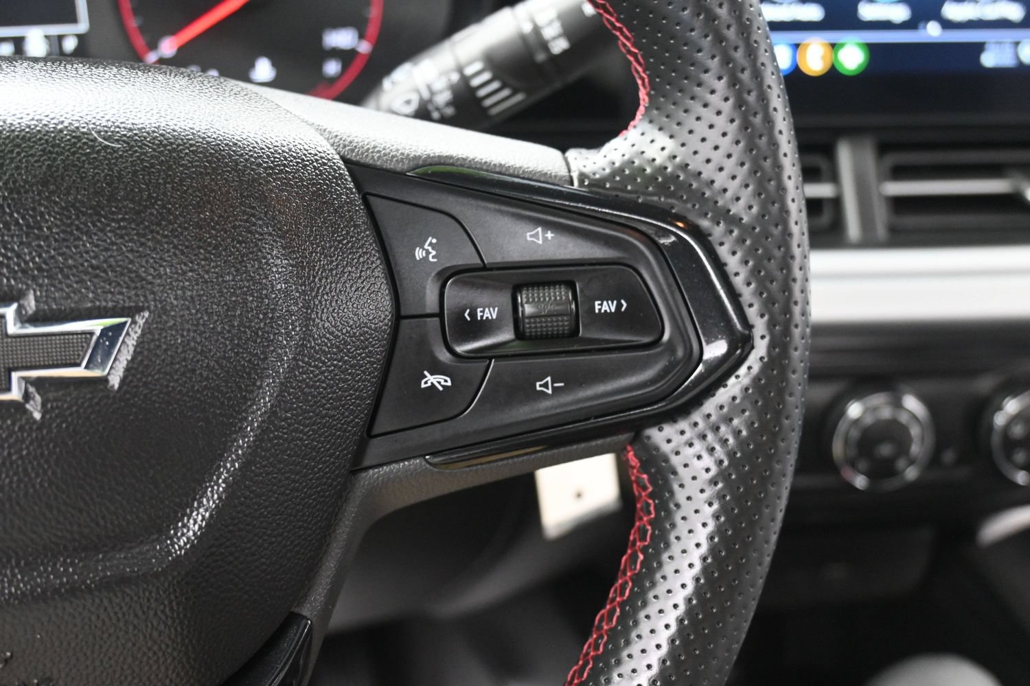 Used 2025 Chevrolet Trax RS w/ Sunroof Package FWD image 21