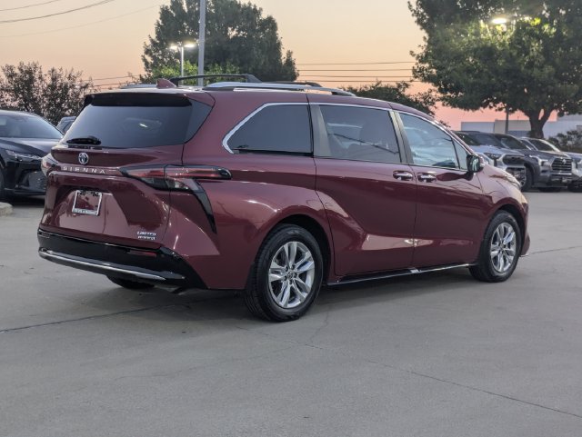 Used 2024 Toyota Sienna Limited FWD image 5