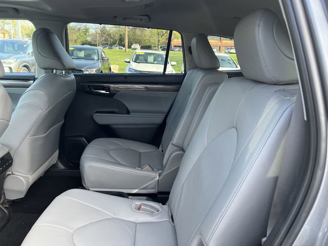 Used 2025 Toyota Highlander Limited image 21