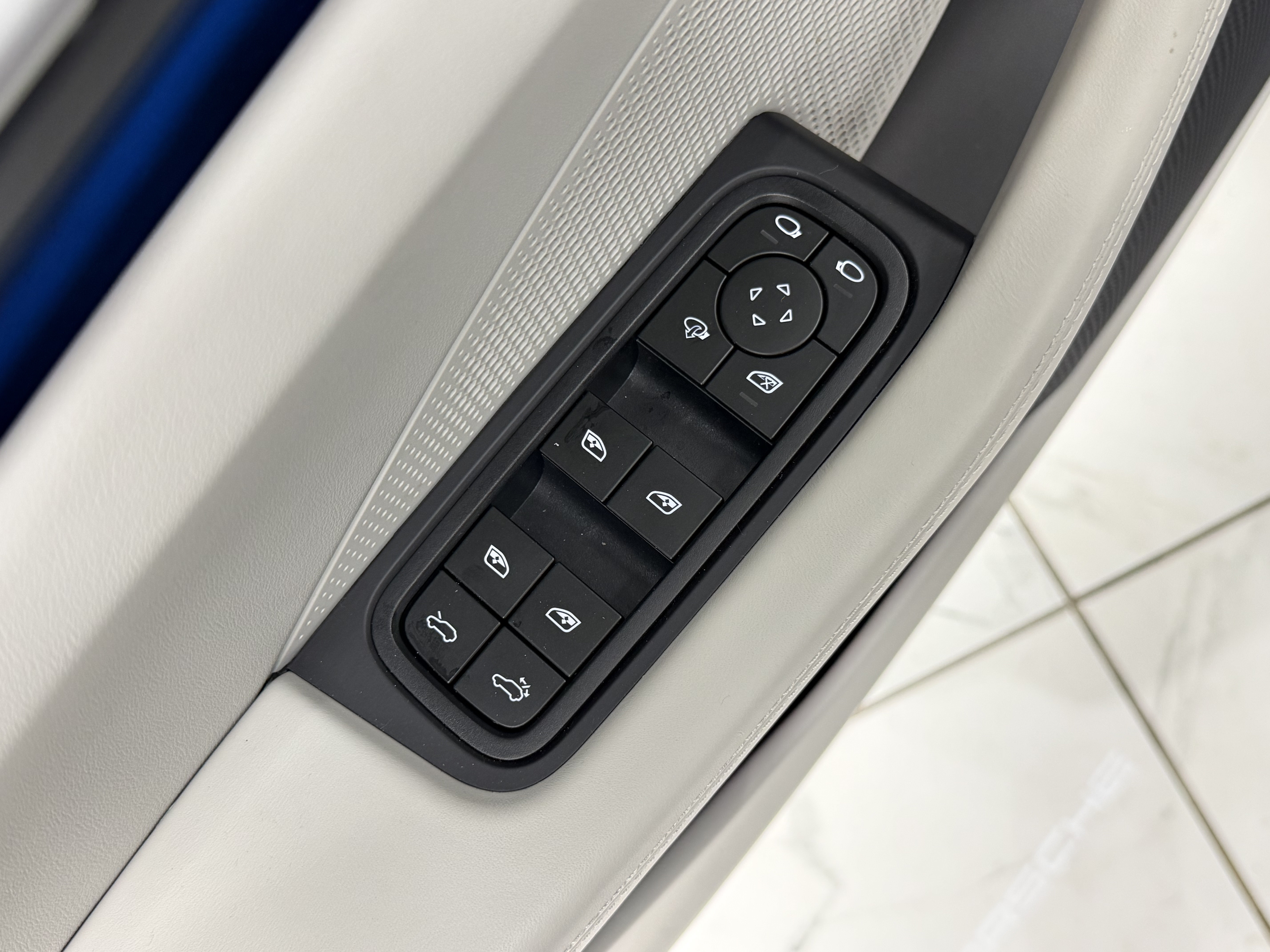 Certified 2025 Porsche Macan 4 Electric AWD/4WD image 29