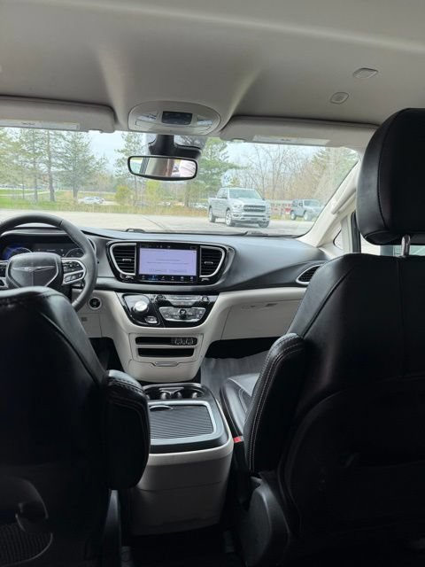 Used 2023 Chrysler Pacifica Touring-L FWD image 18