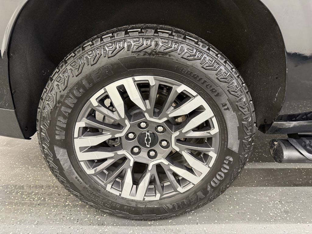 Used 2025 Chevrolet Suburban Z71 image 20