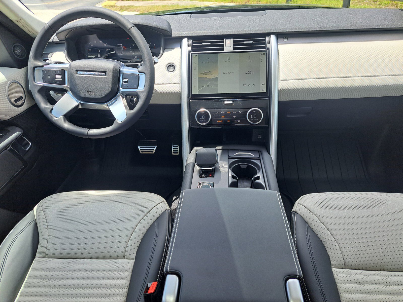 Certified 2025 Land Rover Discovery Dynamic SE image 3