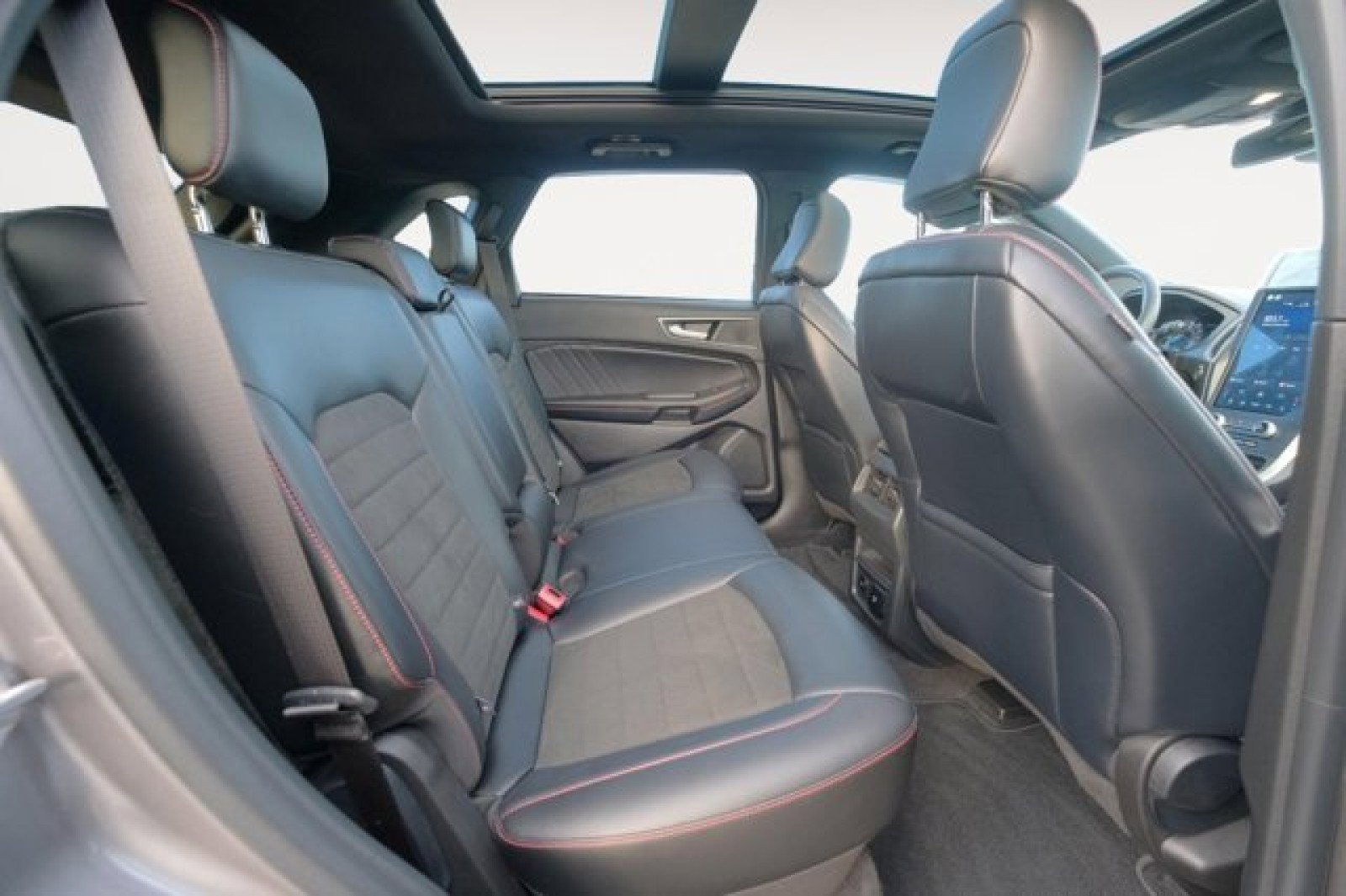 Used 2023 Ford Edge ST-Line w/ Class II Trailer Tow Package AWD/4WD image 15