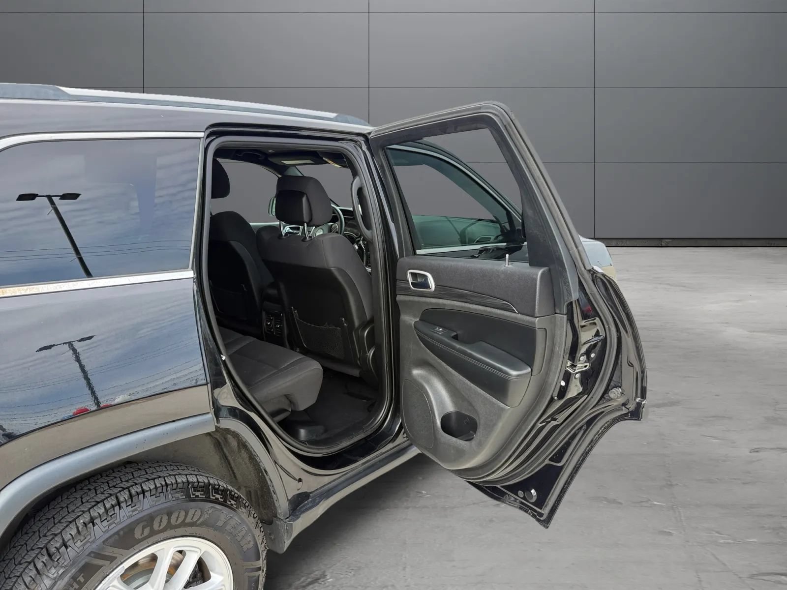 Used 2019 Jeep Grand Cherokee Laredo AWD/4WD image 19