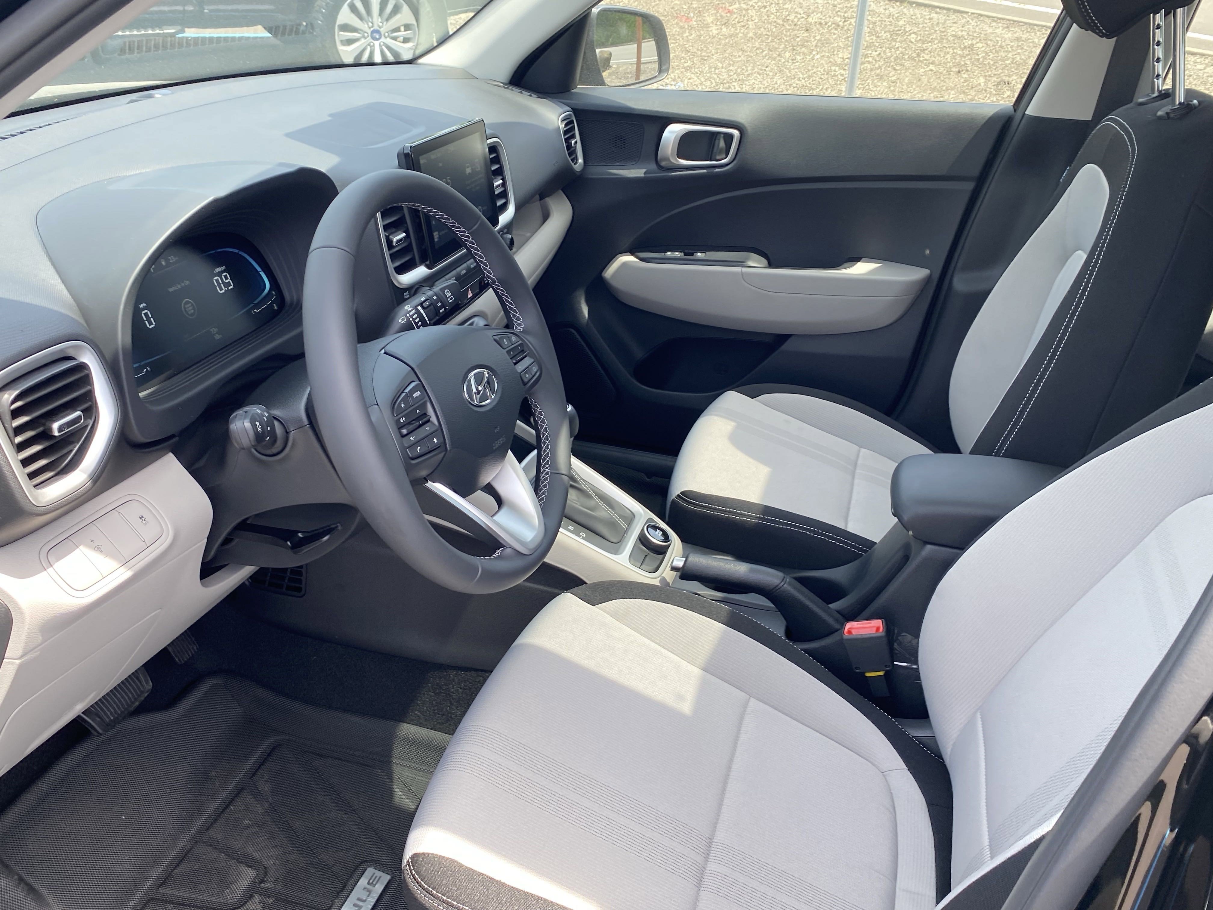 Certified 2025 Hyundai Venue SEL image 9