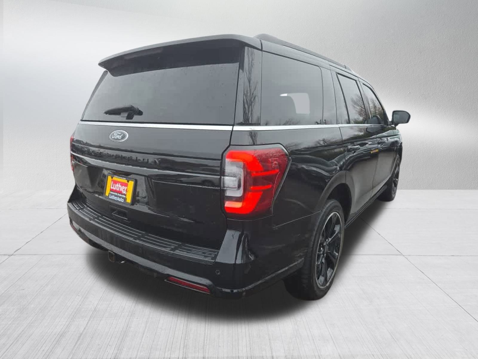 Used 2023 Ford Expedition Limited image 3