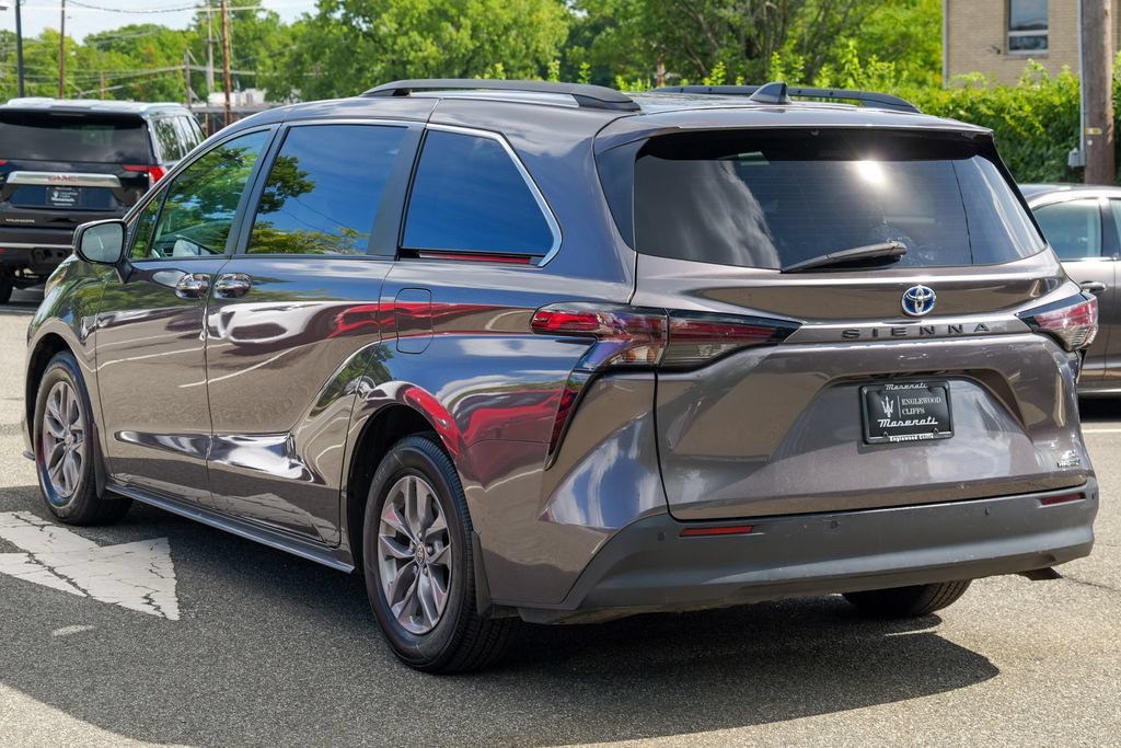 Used 2024 Toyota Sienna XLE w/ XLE Plus Package FWD image 5