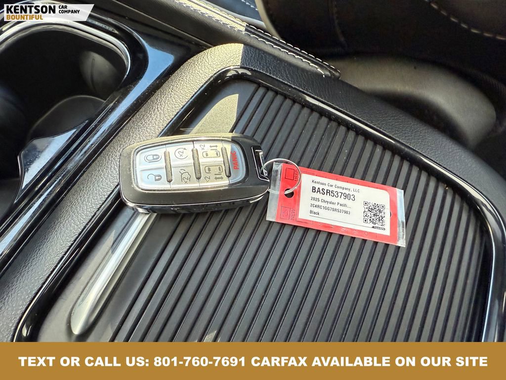 Used 2025 Chrysler Pacifica Limited image 39