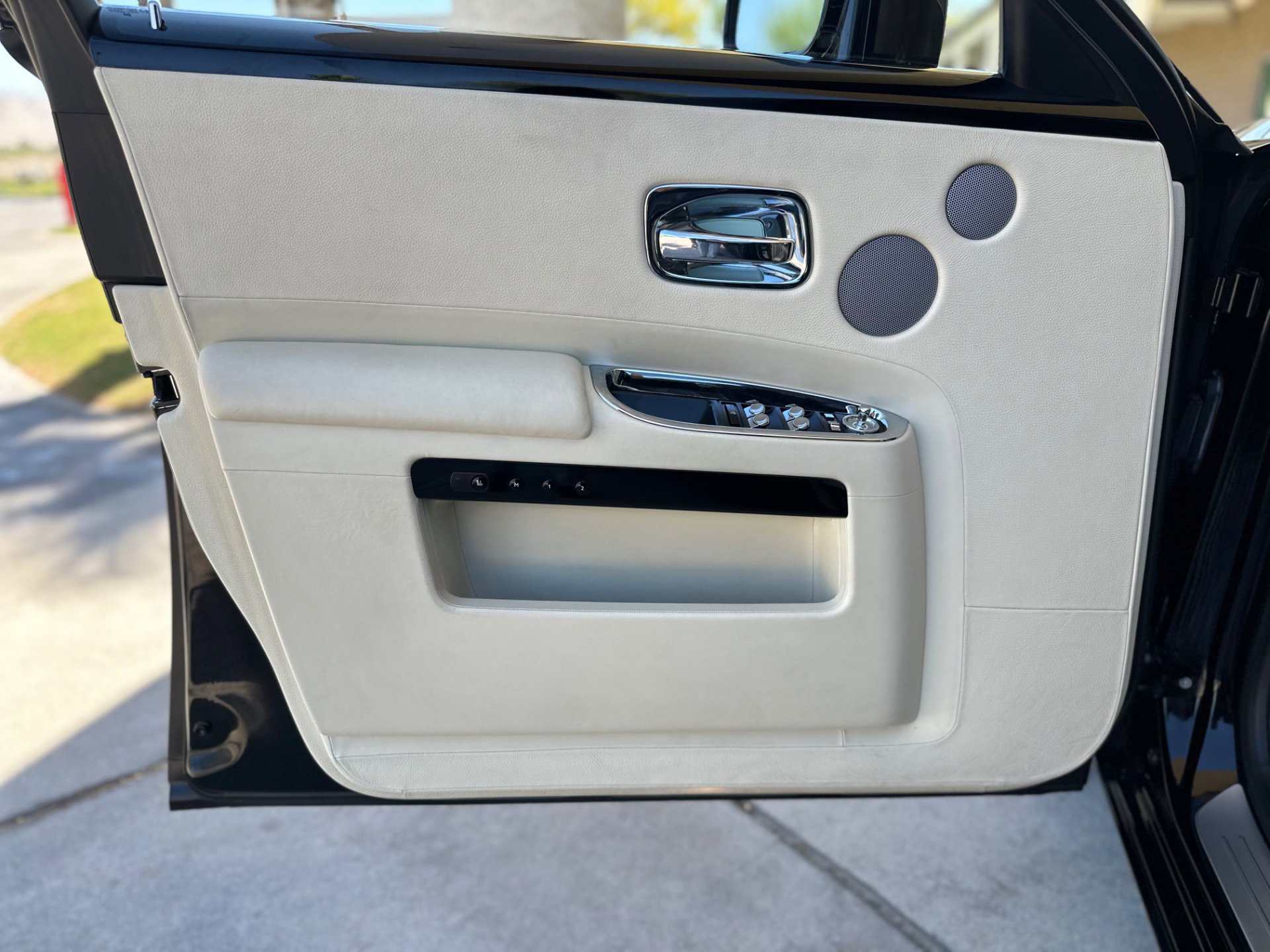 Used 2011 Rolls-Royce Ghost image 36