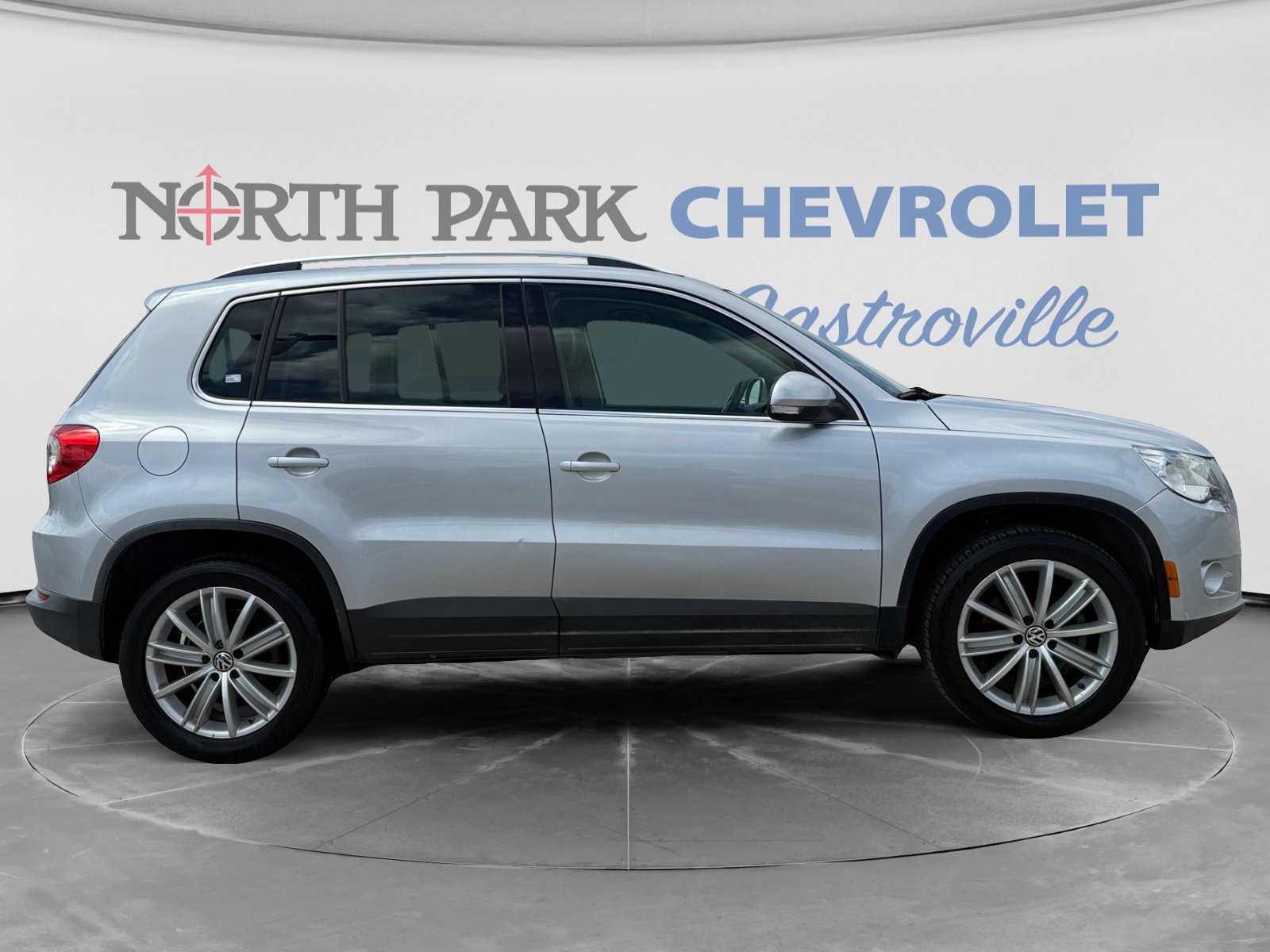 Used 2011 Volkswagen Tiguan 2WD image 4