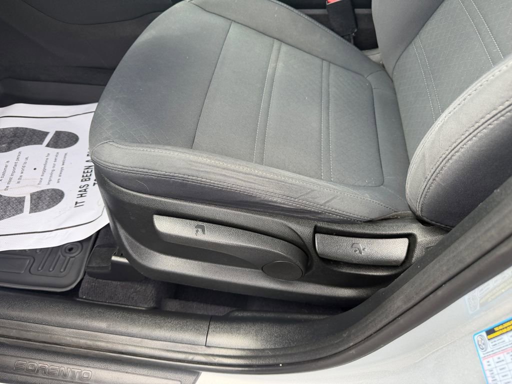 Used 2019 Kia Sorento LX image 13