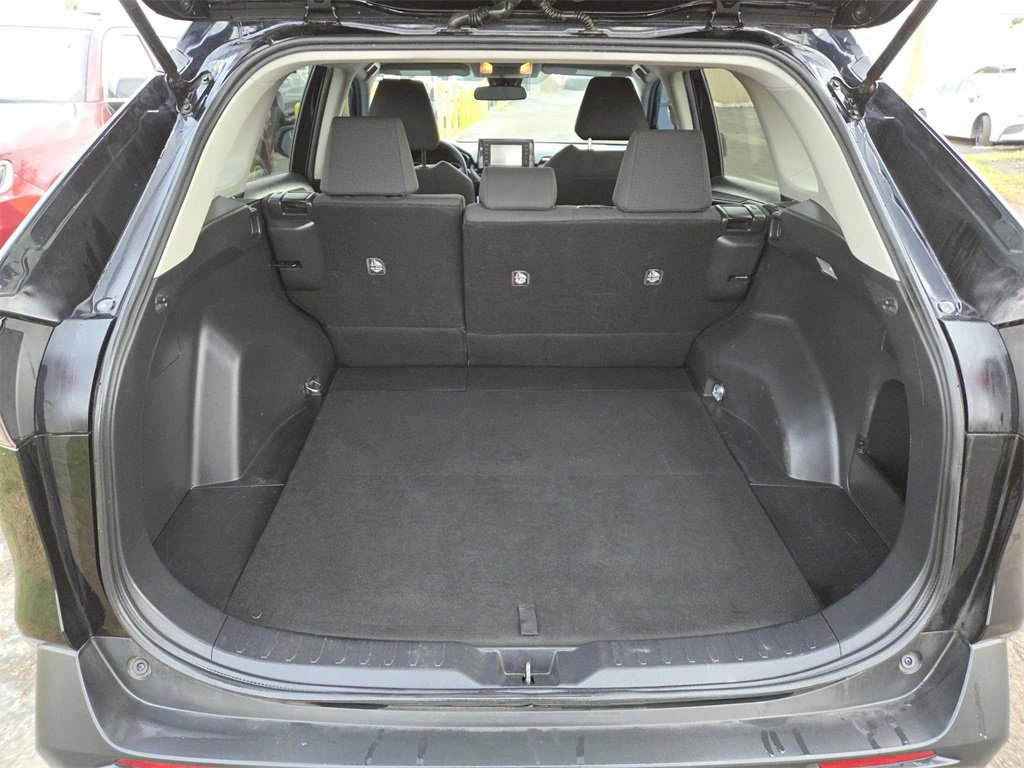 Used 2021 Toyota RAV4 LE image 14