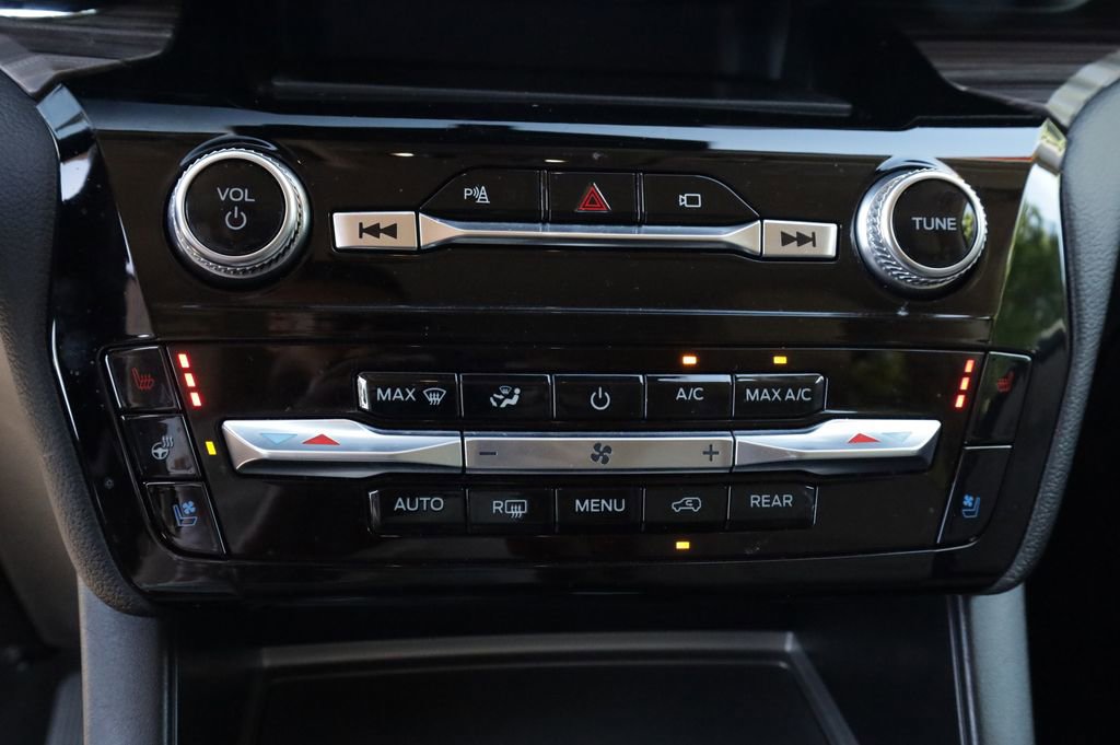 Used 2023 Ford Explorer Limited w/ Equipment Group 301A RWD image 8