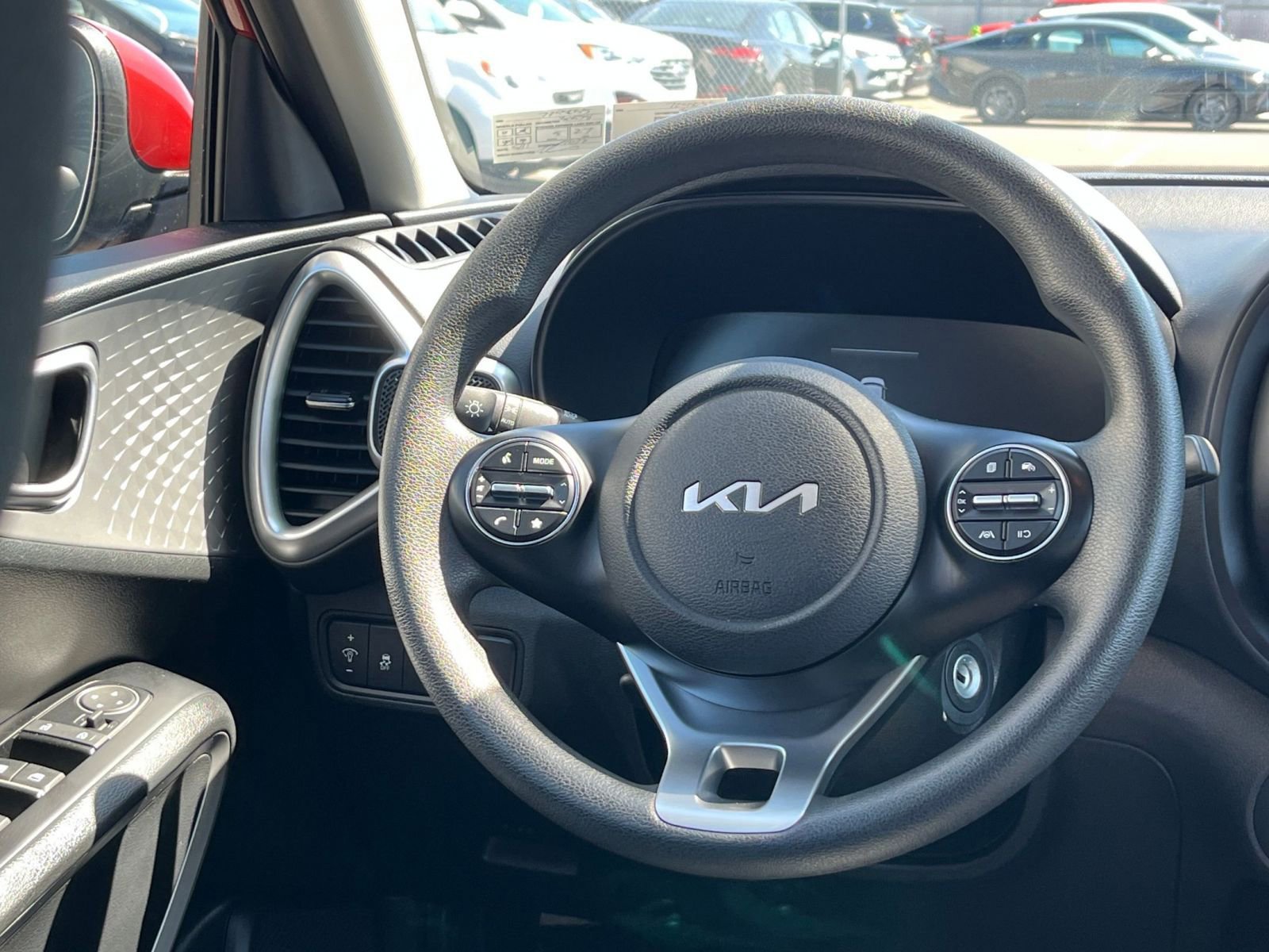 Used 2025 Kia Soul LX w/ LX Technology Package FWD image 26