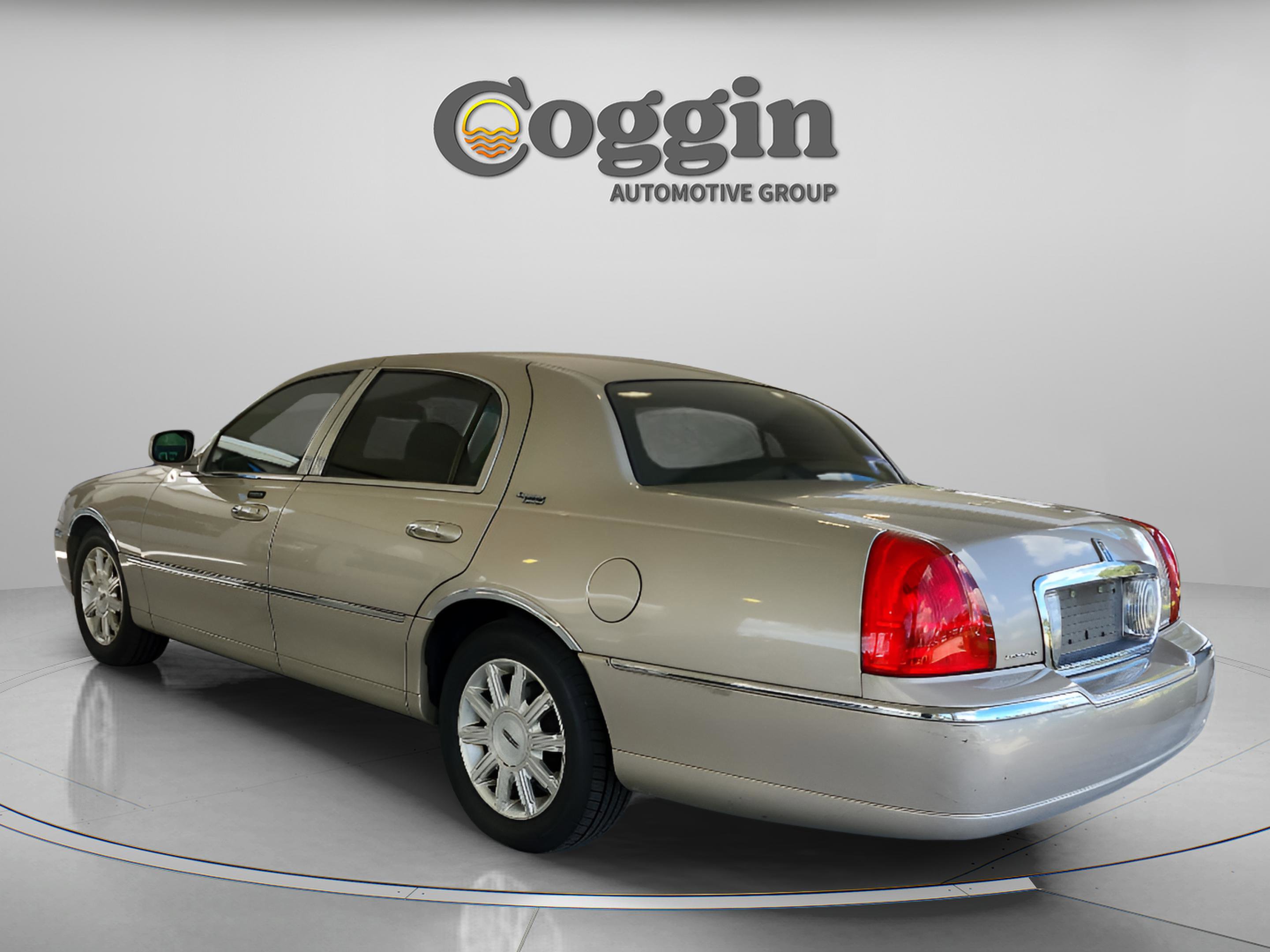 Used 2009 Lincoln Town Car Signature Limited RWD image 3
