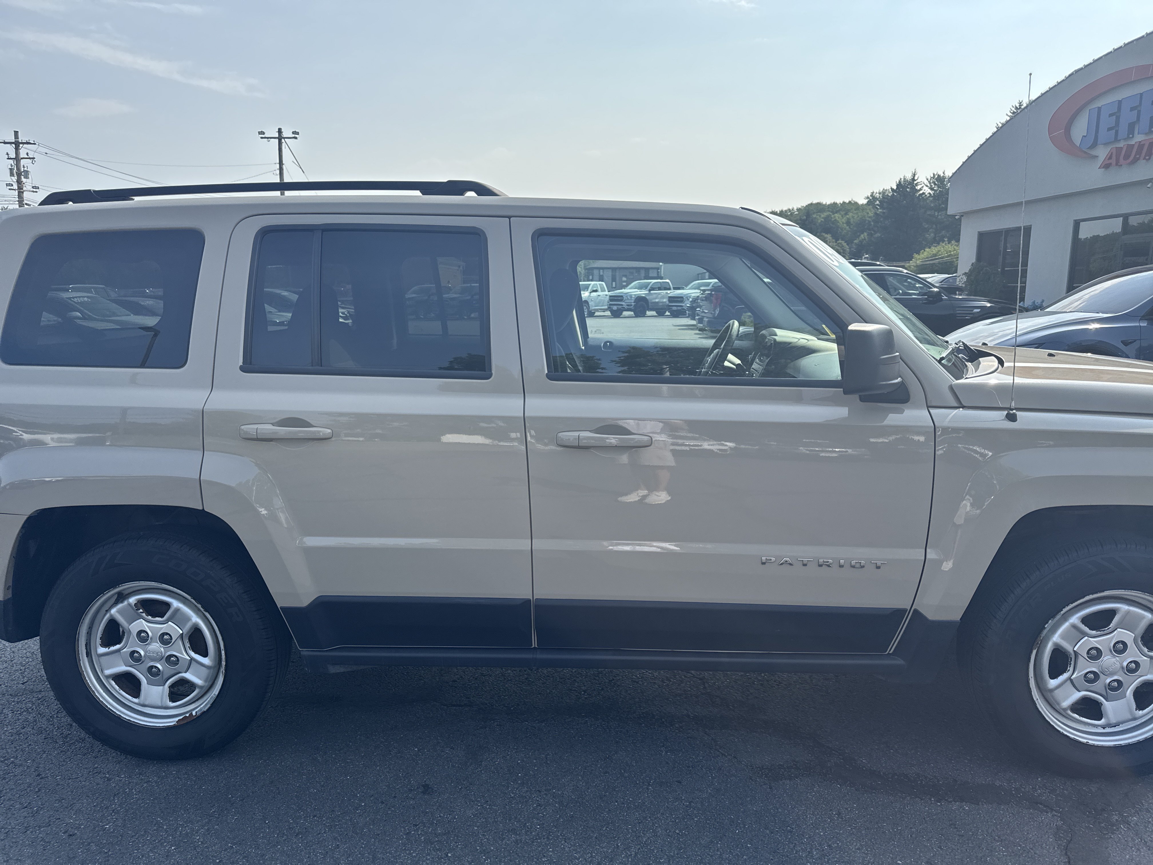 Used 2017 Jeep Patriot Sport w/ Power Value Group FWD image 4