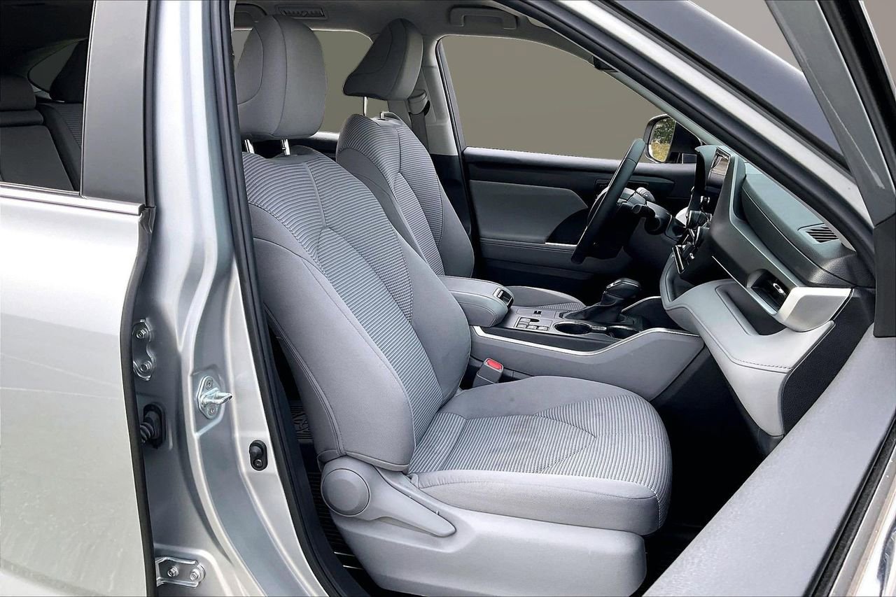 Used 2023 Toyota Highlander LE image 24