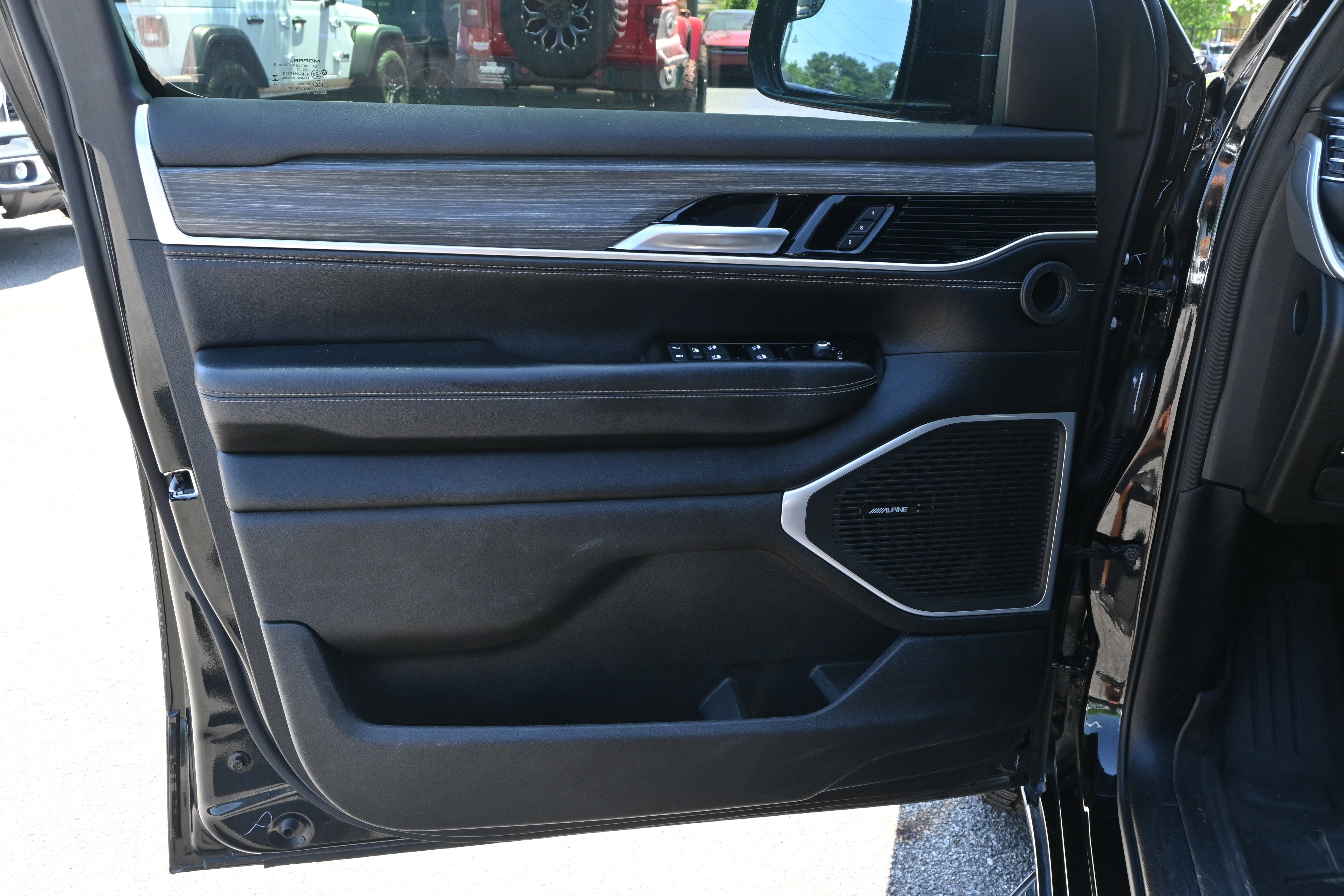 Used 2023 Jeep Wagoneer L Series II RWD image 14