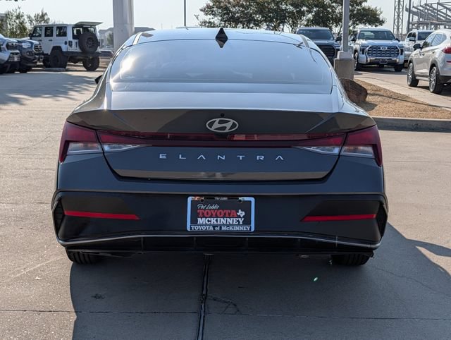 Used 2025 Hyundai Elantra SE FWD image 7