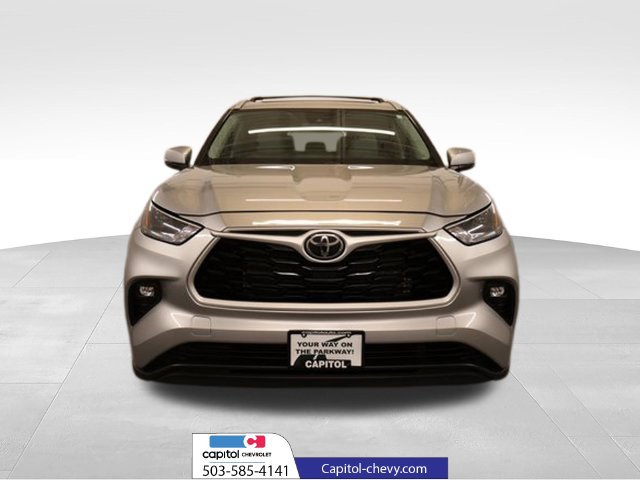 Used 2022 Toyota Highlander XLE AWD/4WD image 7