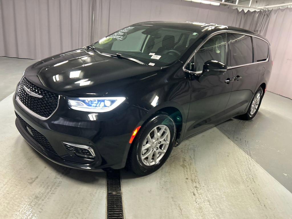 Used 2024 Chrysler Pacifica Touring-L FWD image 3