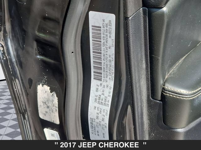 Used 2017 Jeep Cherokee Limited AWD/4WD image 33