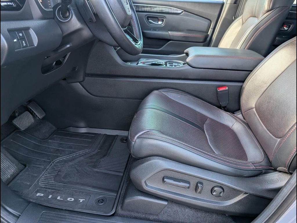 Used 2025 Honda Pilot Black Edition image 12