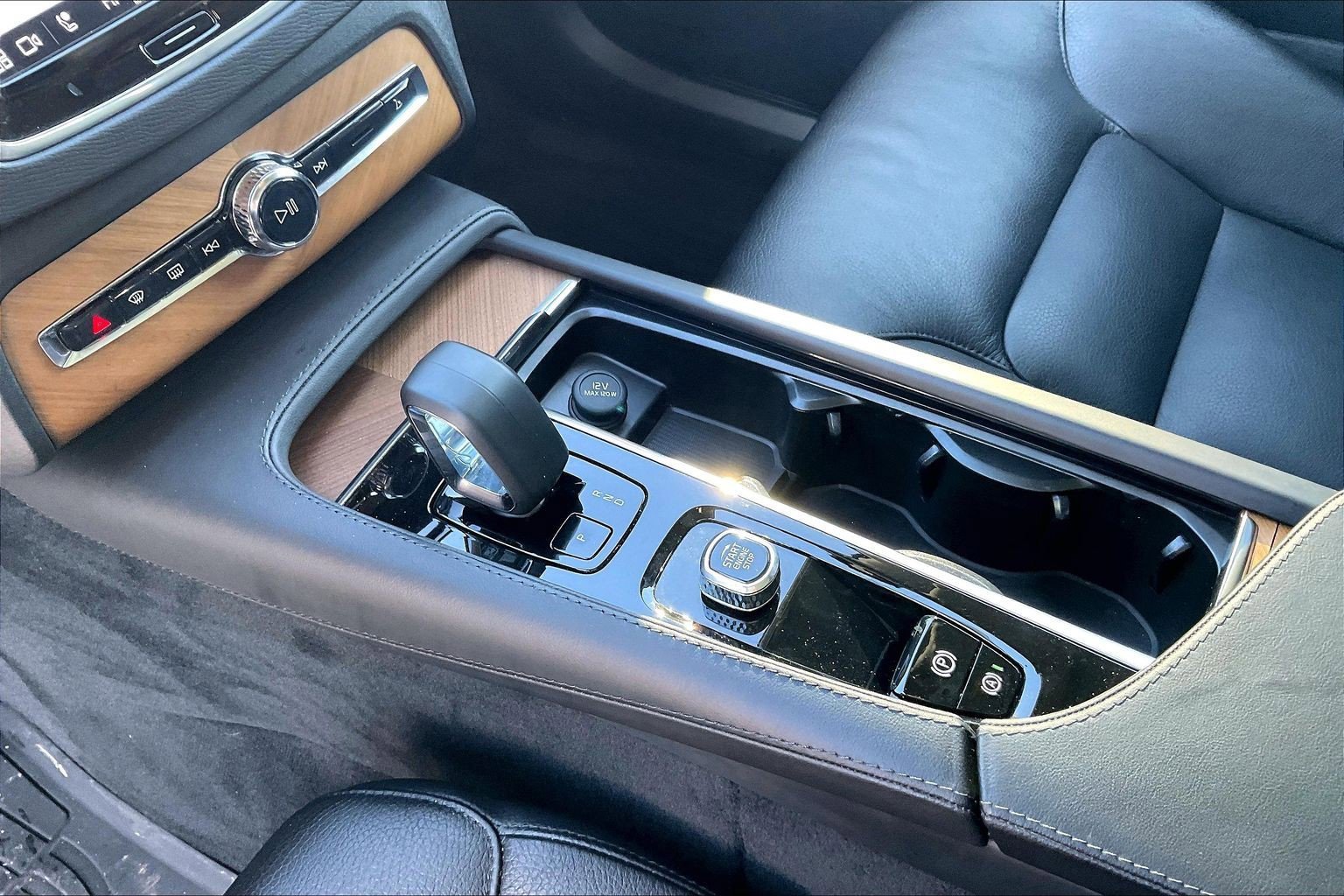 Used 2023 Volvo XC90 B6 Plus image 14