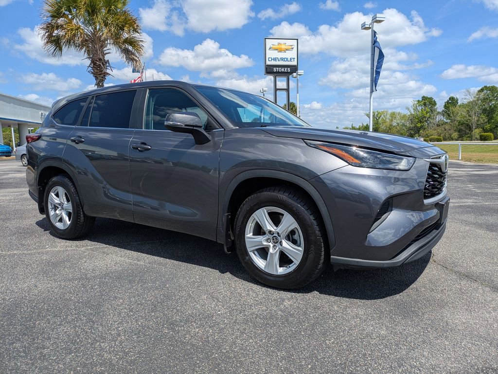 Used 2023 Toyota Highlander L FWD image 3