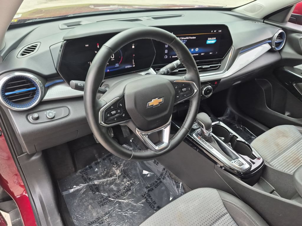 Used 2025 Chevrolet Trax LT w/ LT Convenience Package FWD image 15