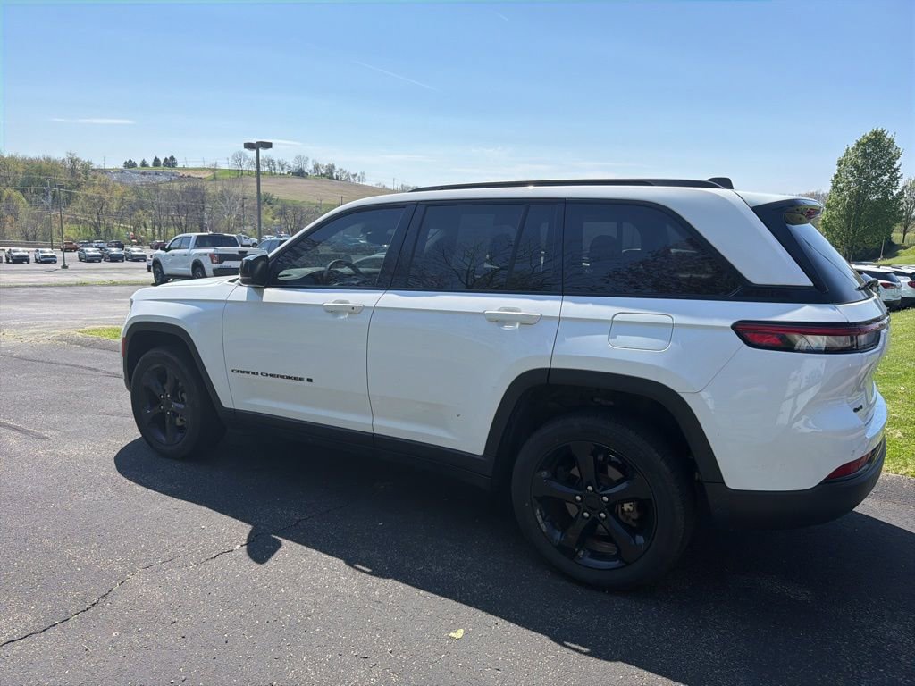Used 2023 Jeep Grand Cherokee Limited w/ Black Appearance Package image 6