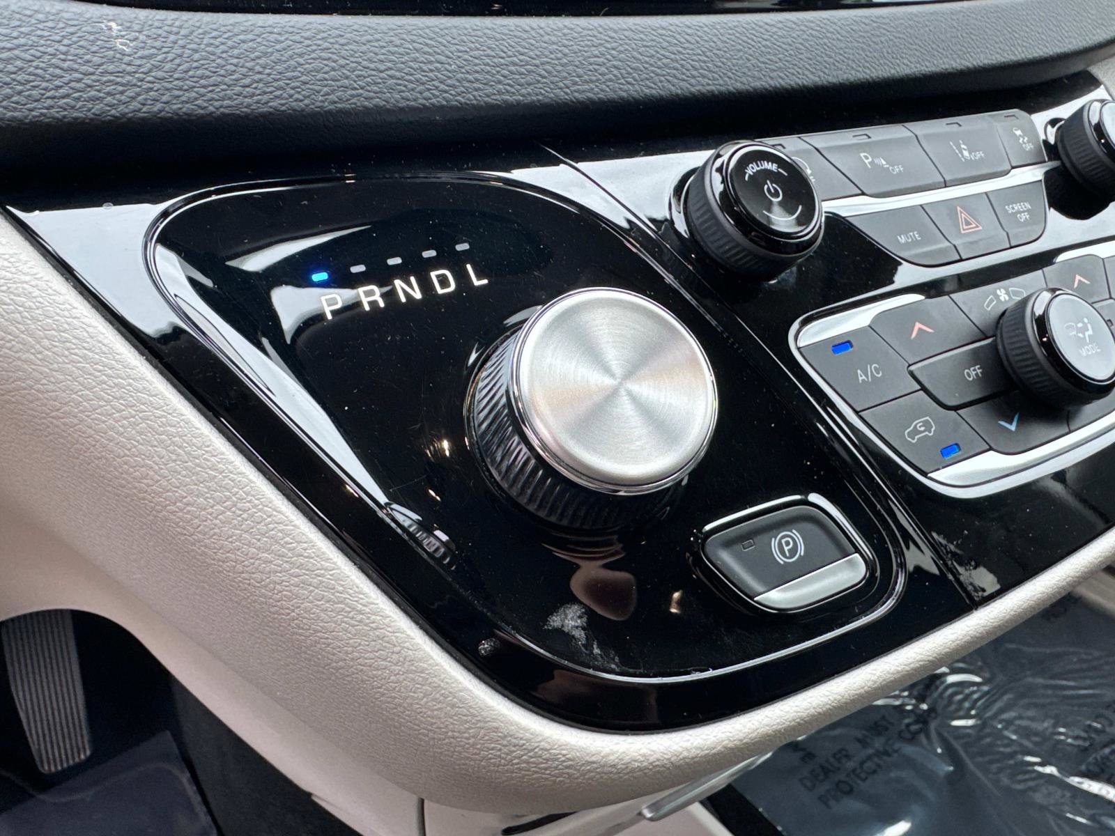 Certified 2023 Chrysler Pacifica Touring-L image 24