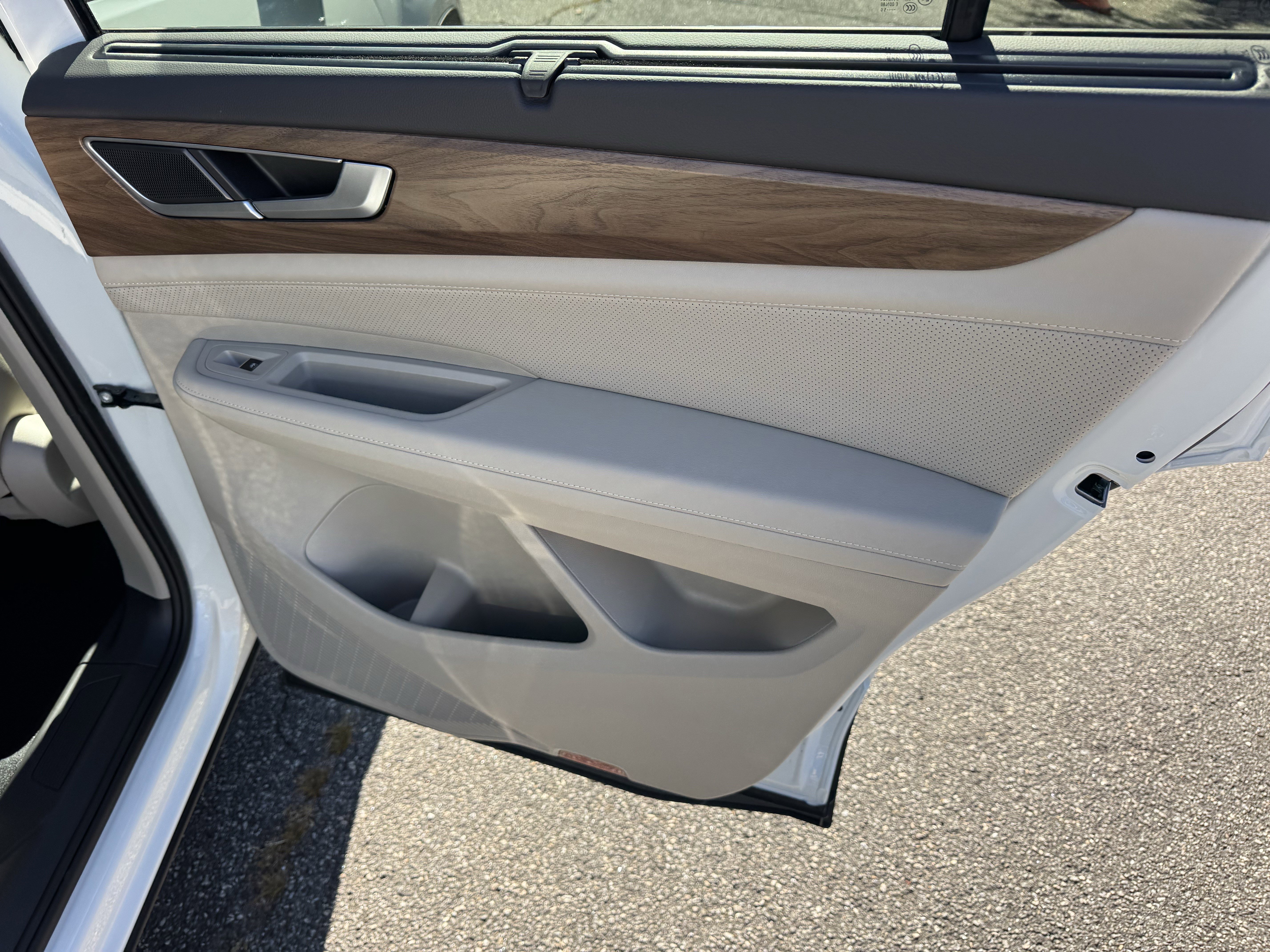 Used 2025 Volkswagen Atlas SE image 16