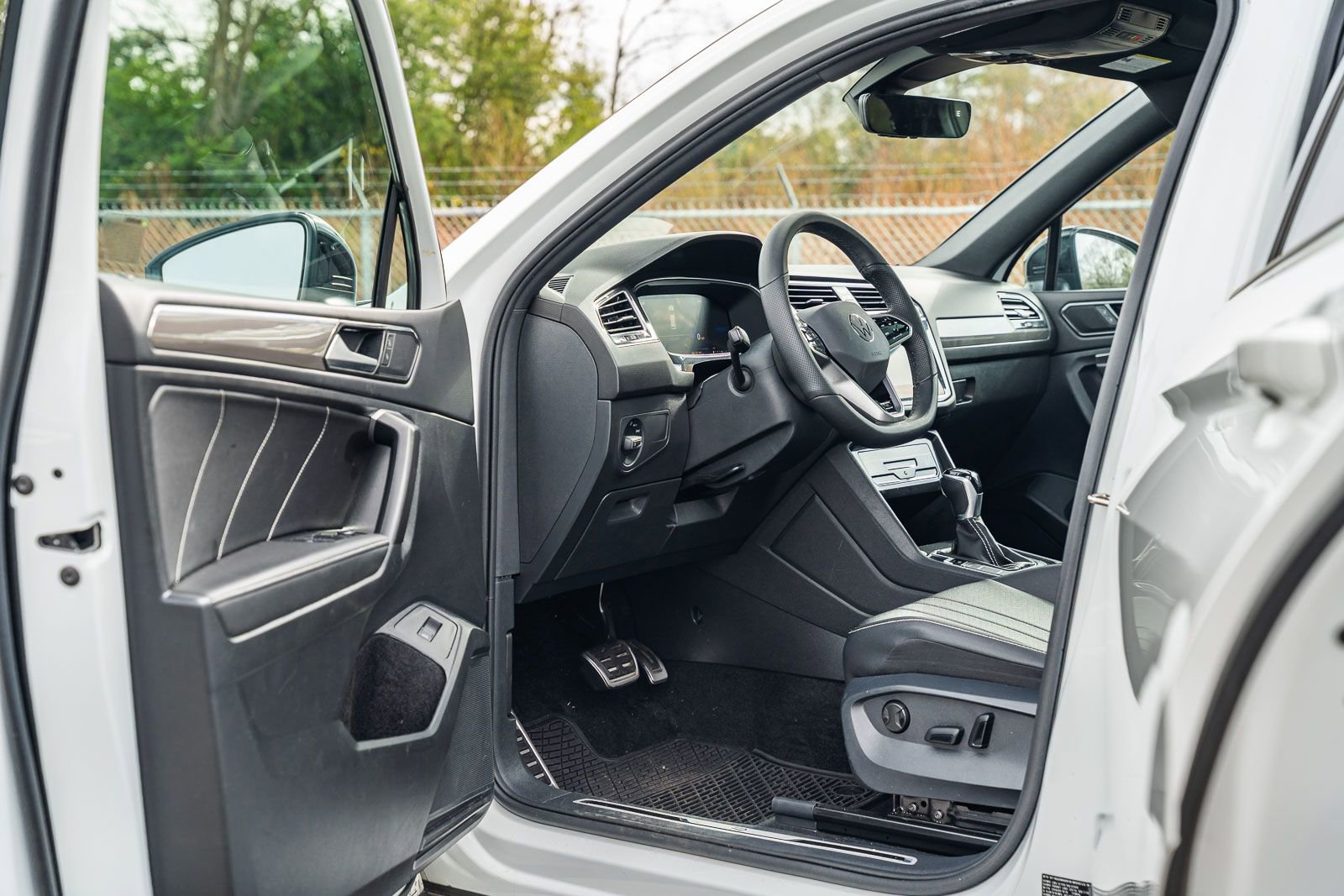 Used 2024 Volkswagen Tiguan SE R-Line image 21