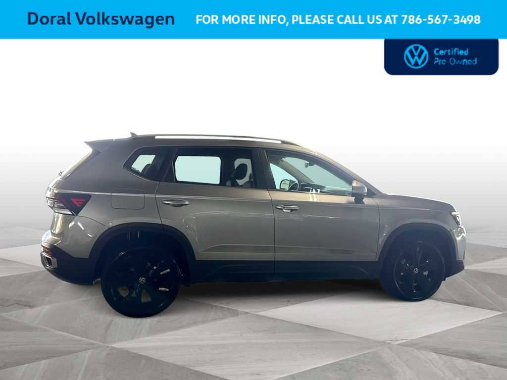 Used 2025 Volkswagen Taos SE FWD image 9