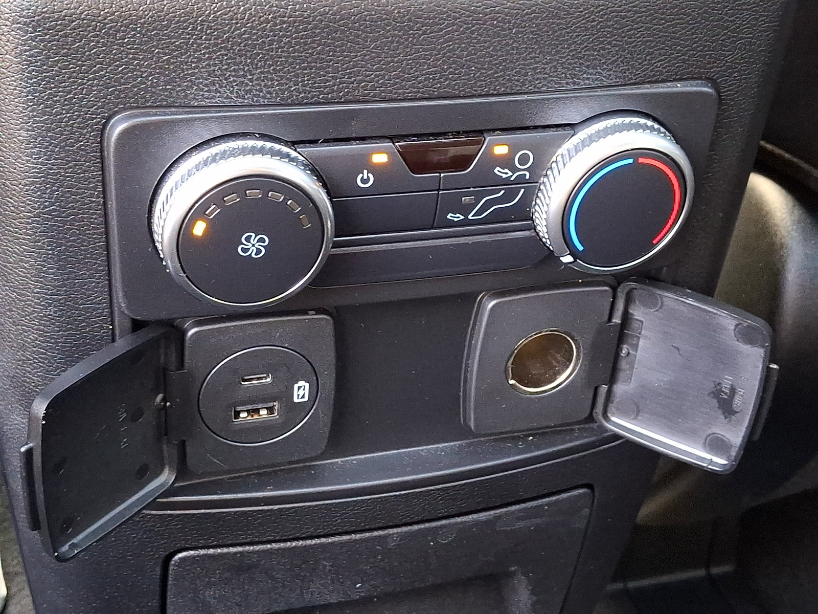 Used 2022 Ford Explorer XLT w/ Equipment Group 202A AWD/4WD image 12